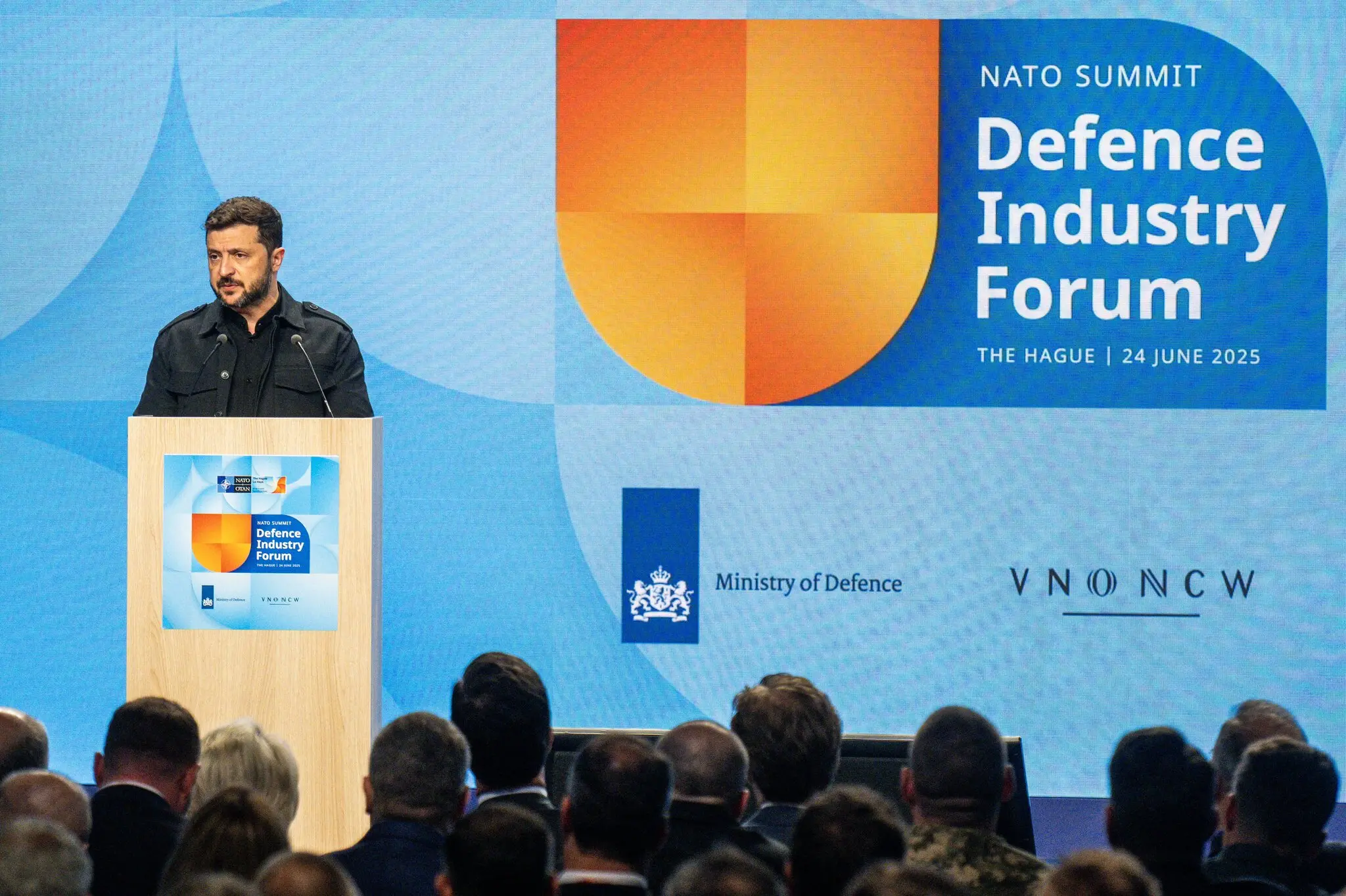 Президент України Володимир Зеленський виступає на минуломісячному саміті в Гаазі. Він також зустрівся з паном Трампом, після чого американський президент, здавалося, був дещо відкритим до надання Україні більшої кількості боєприпасів.